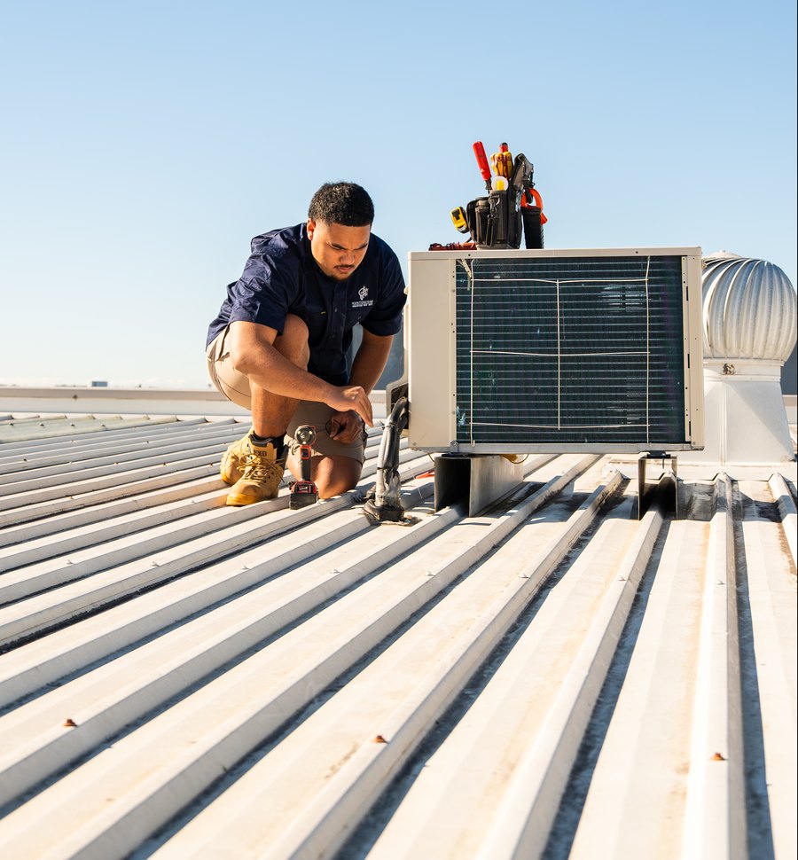 HunterCON technician installing a rooftop air conditioning unit
